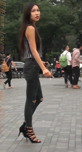 灰色紧身牛仔裤的凉高跟美臀MM