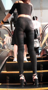 黑色紧身牛仔裤的美臀MM