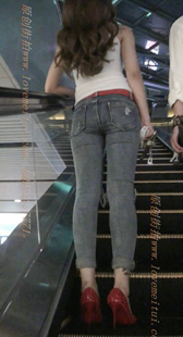 这个性感紧牛的骚货没穿胸罩啊，仔细看！