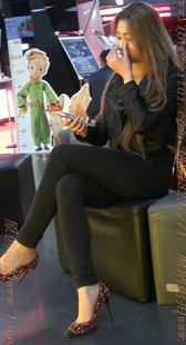 黑色紧牛红色铆钉高跟的低胸骚货