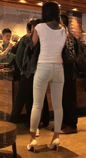 白色高跟鞋淡蓝紧牛的美臀骚货