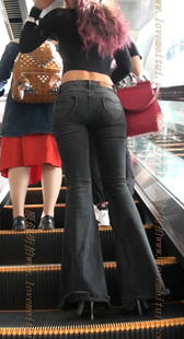 黑色紧牛的翘臀高跟少妇