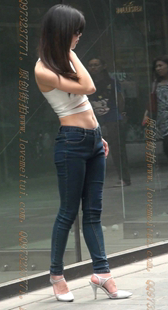 蓝色紧牛的翘臀小骚货