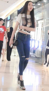 蓝色紧牛mm的腿又长又直哦