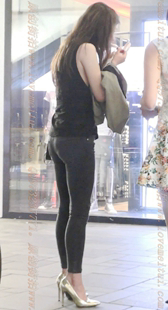 黑色紧身牛仔金色高跟的混血骚货