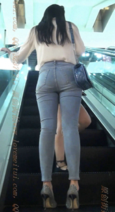 蓝色紧牛性感高跟的美腿肥臀少妇