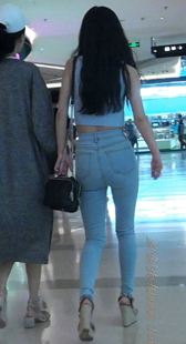 浅蓝色紧牛的长腿大屁股MM