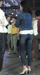 蓝色紧牛的美腿高跟少妇