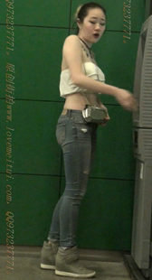 蓝色紧牛的性感纹身MM