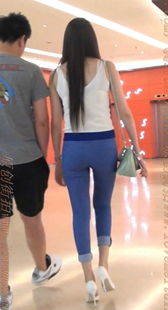 蓝色紧牛的白色高跟美腿MM