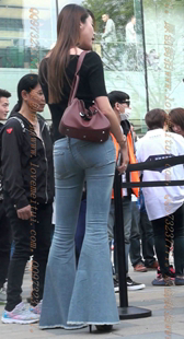 蓝色紧身牛仔裤的美腿美臀辣妈