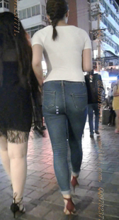 蓝色紧牛的丰满大屁股骚货