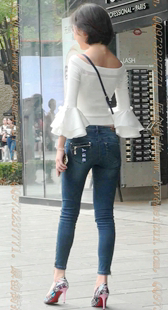 蓝色紧牛的高跟小少妇