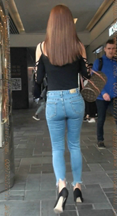 蓝色紧牛黑色高跟鞋的美腿翘臀少妇