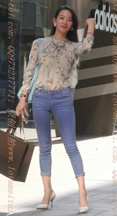 白色高跟鞋7分紧身牛仔裤的气质MM