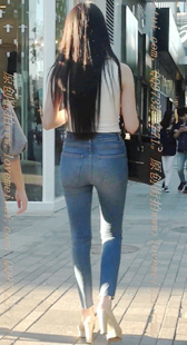 蓝色紧牛的长腿美腿骚货又来啦