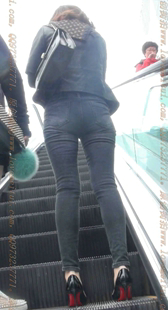 黑色紧牛小高跟美腿少妇