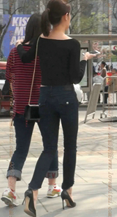 黑色性感高跟鞋的牛仔MM