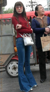 蓝色牛仔裤的墨镜小姐姐带家人逛街了