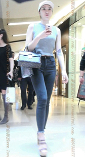 灰色紧牛的长腿素颜小姐姐