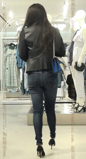 蓝色紧牛的高跟丰满少妇