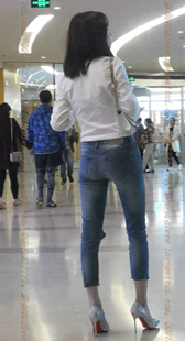 蓝色紧牛小姐姐的高跟鞋好亮