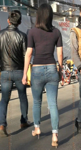 蓝色紧牛的翘臀蜂腰少妇