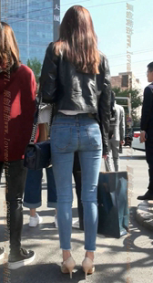 蓝色紧牛的美腿小姐姐