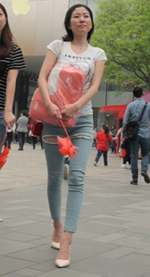 蓝色紧牛的翘臀高跟小姐姐