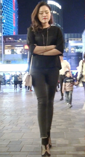 黑色紧牛的细高跟美腿小姐姐