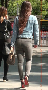 灰色紧牛红色高跟的大屁股少妇