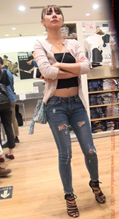 蓝色紧牛的凉高跟翘臀小少妇