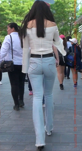 浅蓝色紧身牛仔裤的美臀小姐姐