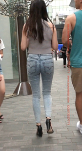 浅蓝色紧身牛仔裤的美腿小姐姐