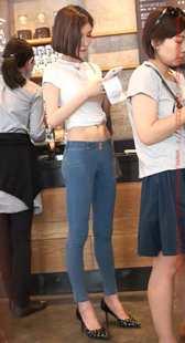 蓝色紧身牛仔裤的翘臀小姐姐