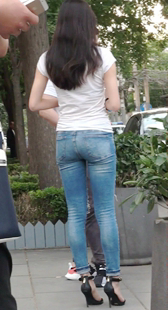 蓝色紧牛的大长腿小姐姐