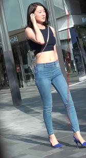 紧身蓝牛的露脐小姐姐
