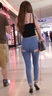 蓝色紧牛低胸爆乳的小姐姐真的很豪放了