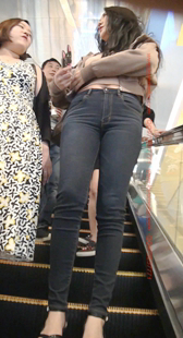 蓝色紧牛的丰满小姐姐