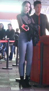 蓝色紧牛的绝美气质小姐姐