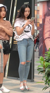 蓝色紧牛的凉高跟小姐姐