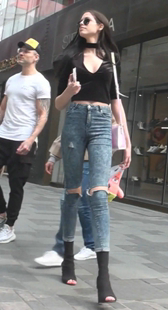 蓝色紧牛的外国小姐姐，这腿是不是用特效了