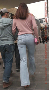 蓝色紧牛喇叭裤的丰满小姐姐