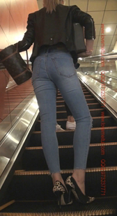 蓝色紧牛的美腿高跟小姐姐