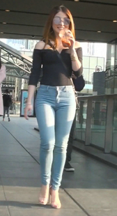 蓝色紧牛超高跟的美臀小姐姐