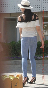 紧身牛仔裤的模特小姐姐