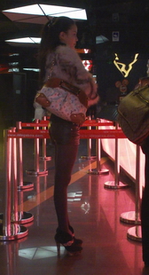 又紧又翘的皮裤少妇