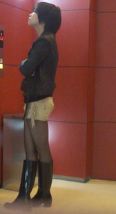 偷拍等电梯的小美女