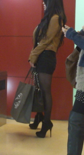 跟着美女去买鞋