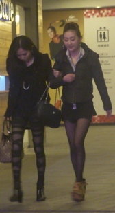 跟拍两个大美女